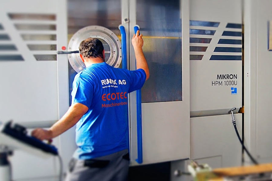 ECOTEC Mitarbeiter an Mikron HPM 1000U Bearbeitungszentrum
