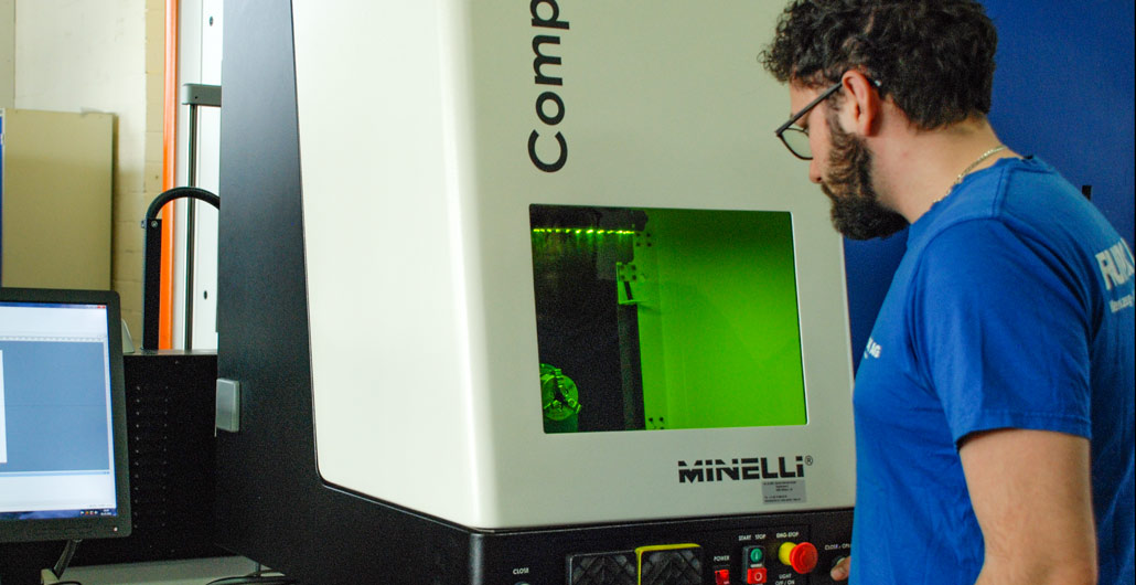 ECOTEC Mitarbeiter an der Laserbeschriftungsanlage Compact 200A