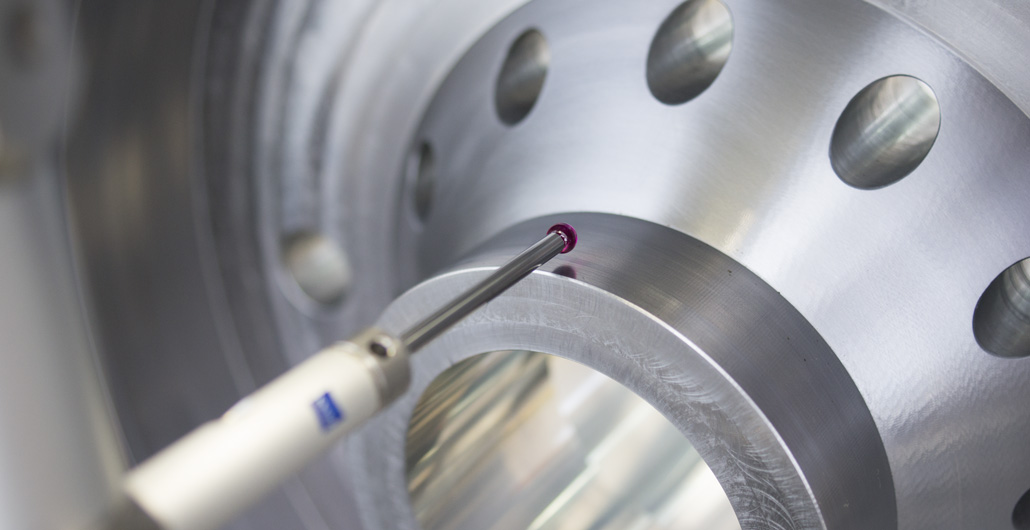 Qualitätssicherung mit Messtaster an Metallbauteil